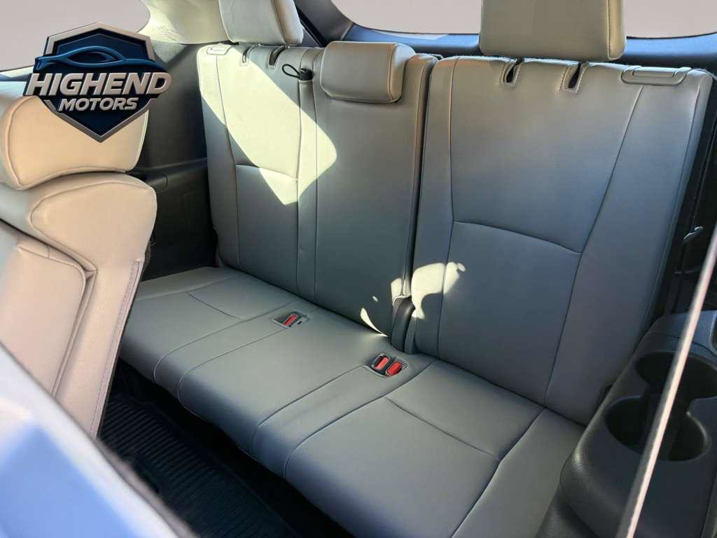 Used 2020 Toyota Highlander XLE FWD image 19