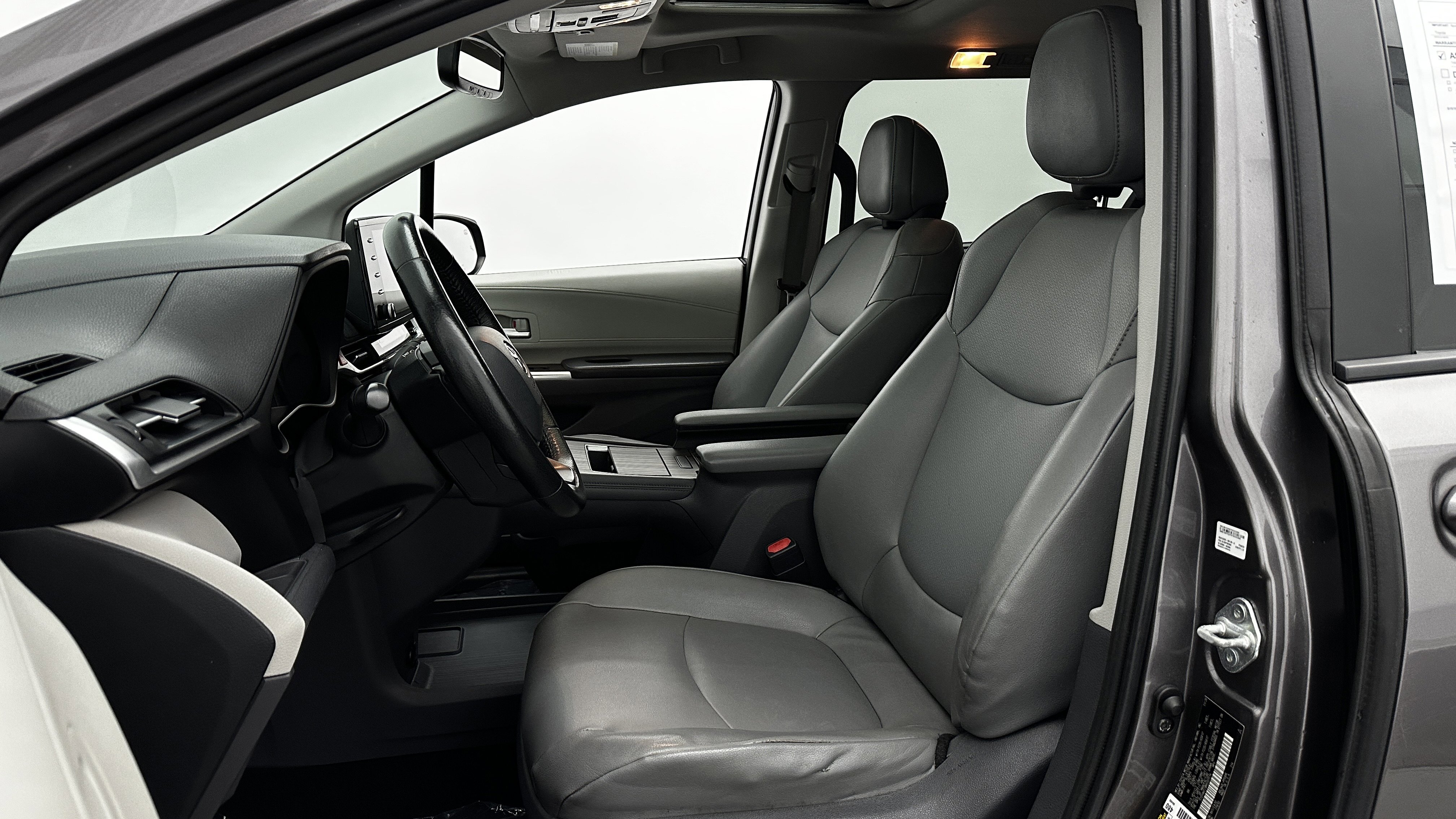 Used 2021 Toyota Sienna XLE image 14