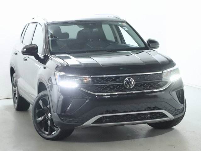 Used 2024 Volkswagen Taos SE image 2