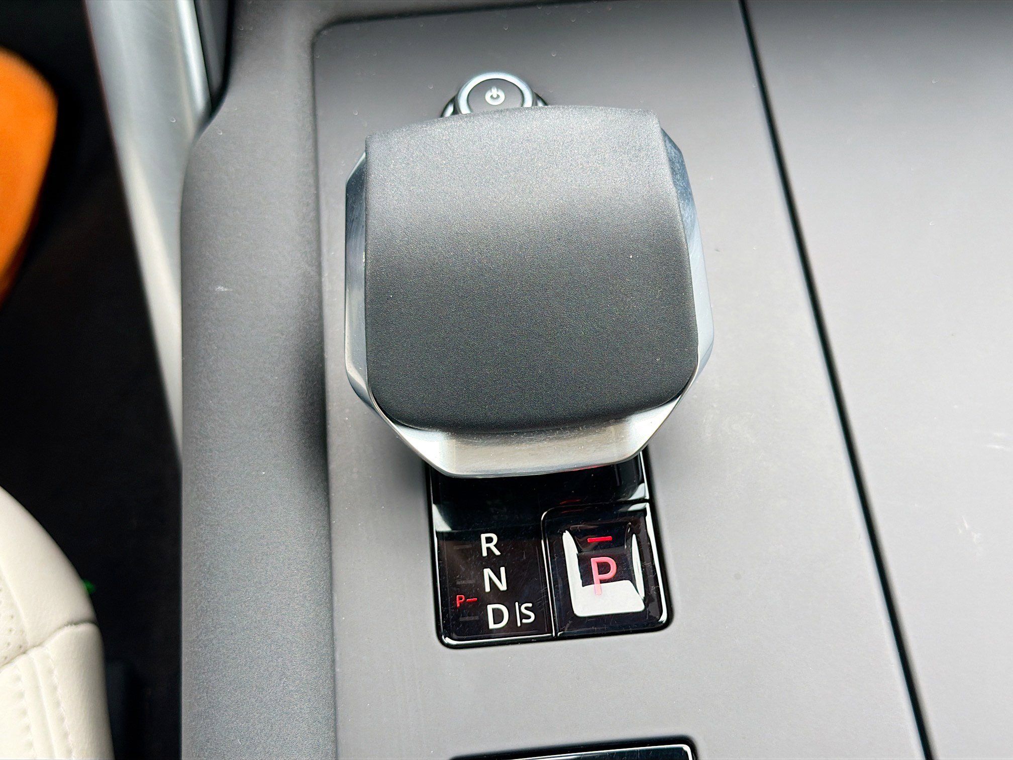 Used 2025 Land Rover Discovery Dynamic SE AWD/4WD image 30