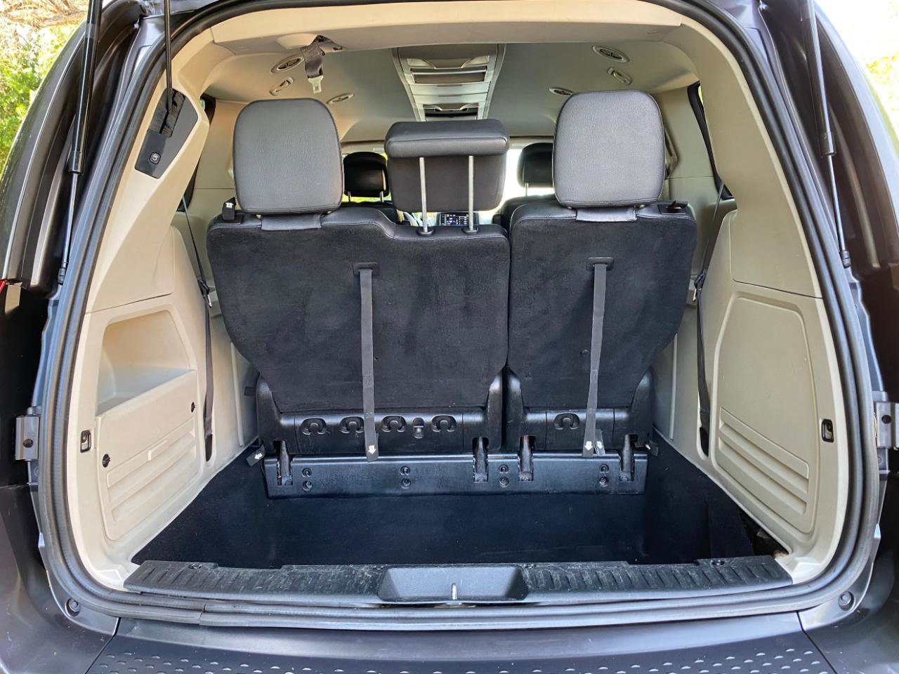 Used 2016 Chrysler Town & Country Touring FWD image 9