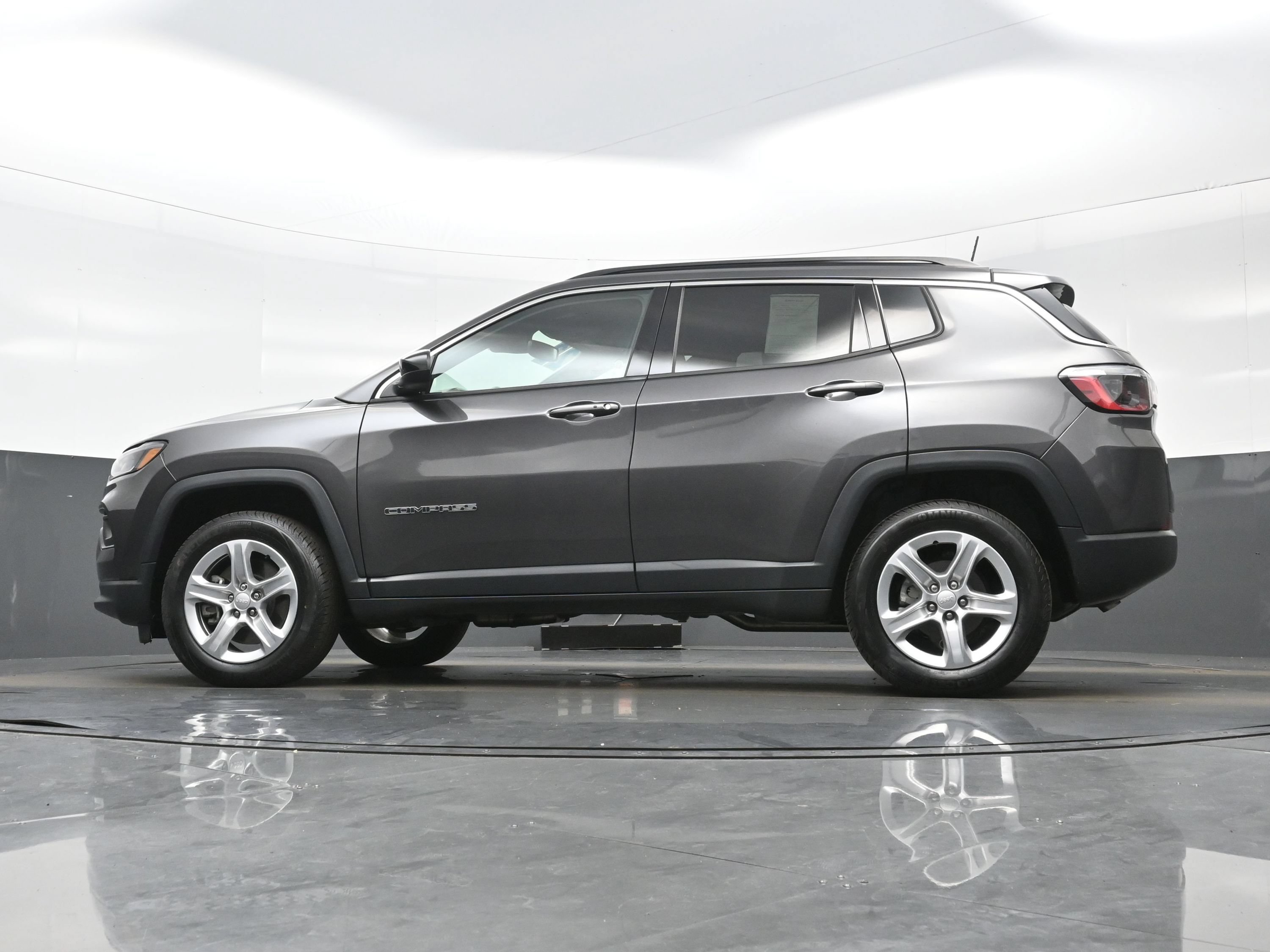 Used 2023 Jeep Compass Latitude w/ Convenience Group AWD/4WD image 30