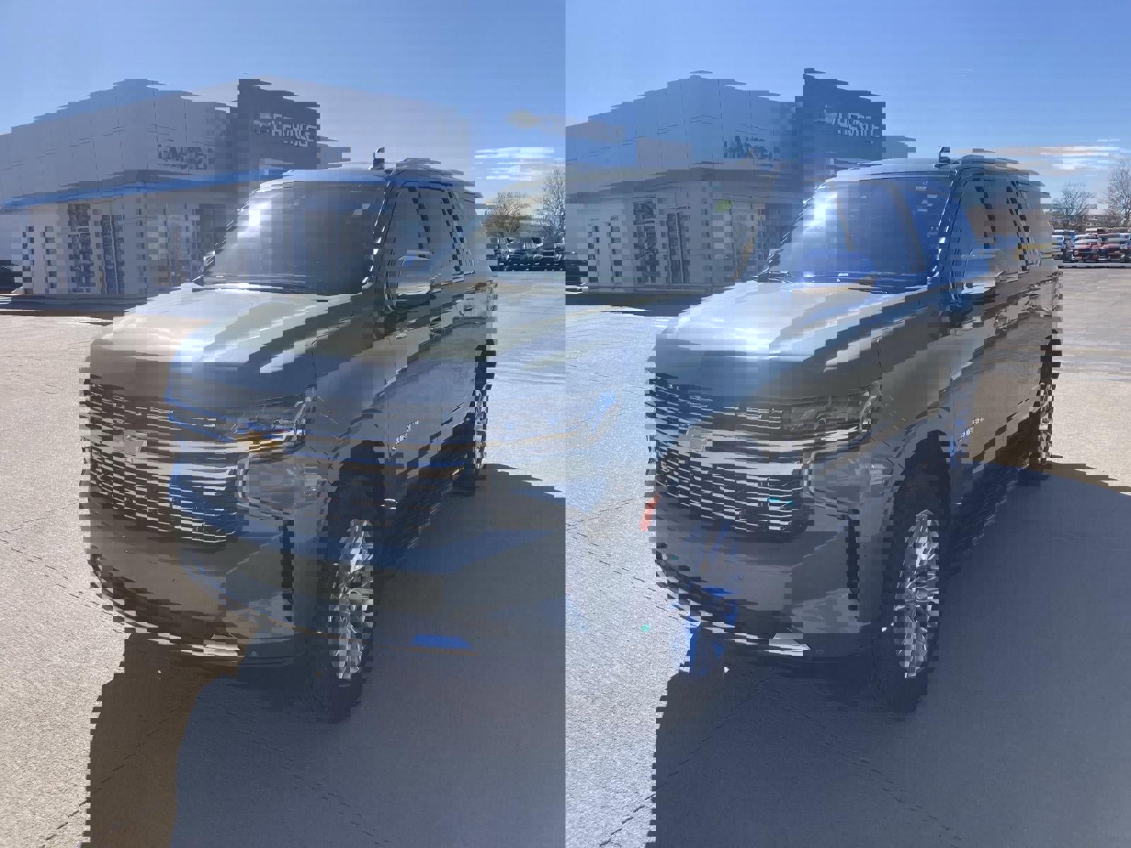 Used 2023 Chevrolet Suburban Premier image 2