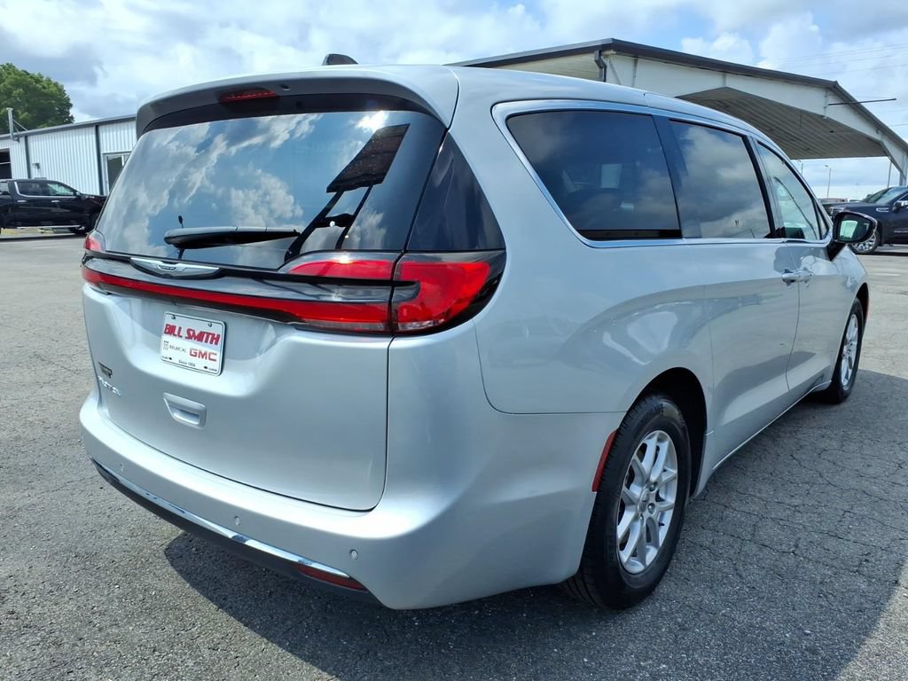 Used 2024 Chrysler Pacifica Touring-L FWD image 7