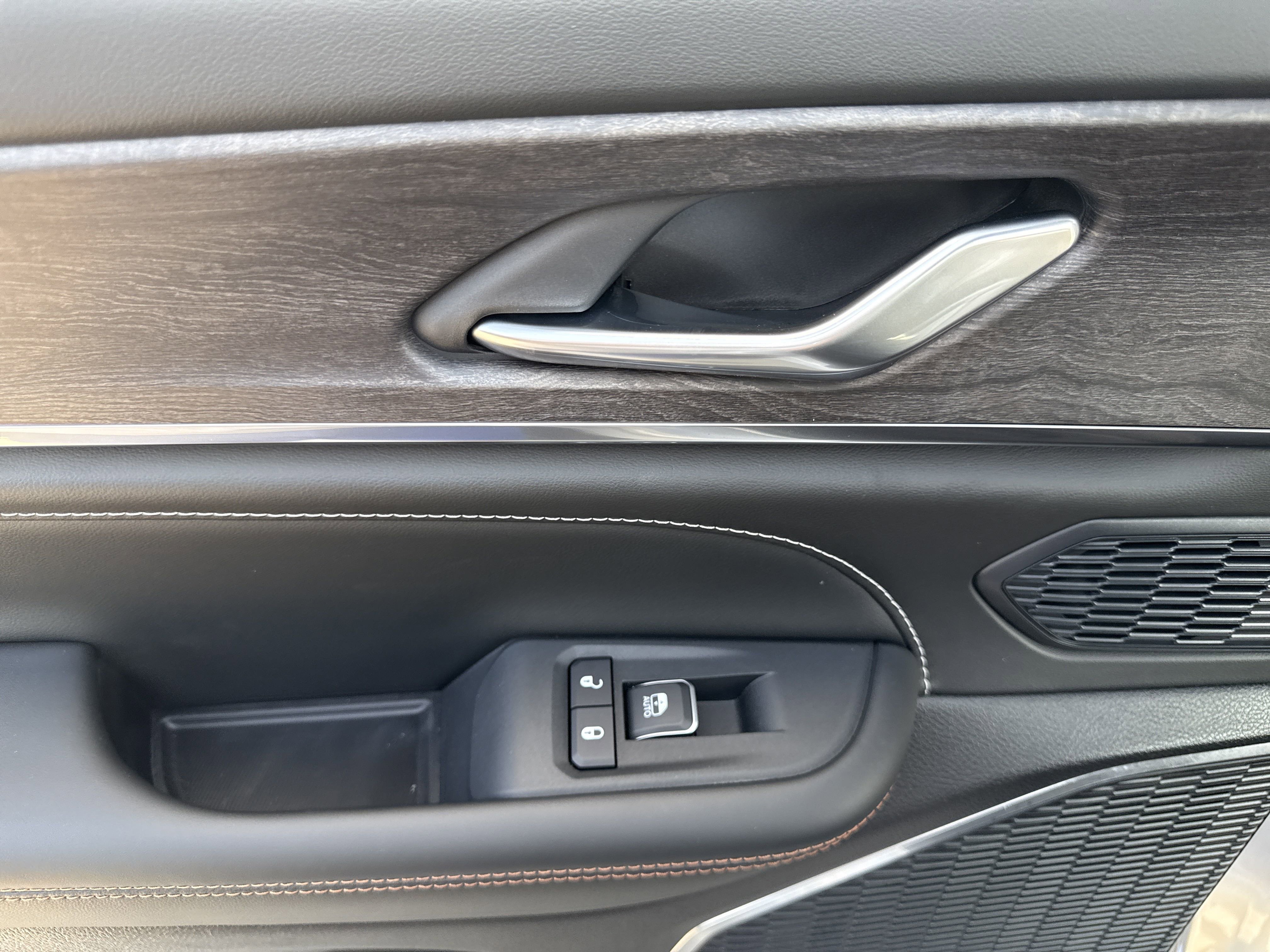 New 2025 Jeep Grand Cherokee L Overland w/ Trailer Tow Package image 26