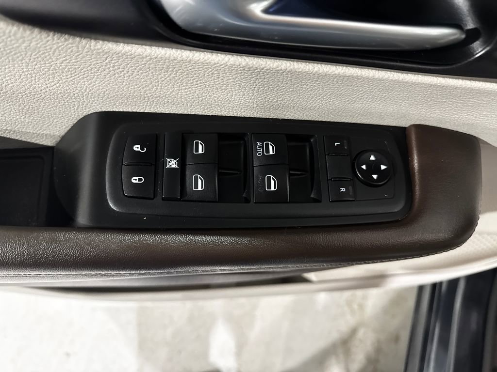 Used 2020 Chrysler Pacifica Touring w/ Advanced Safetytec Group FWD image 17