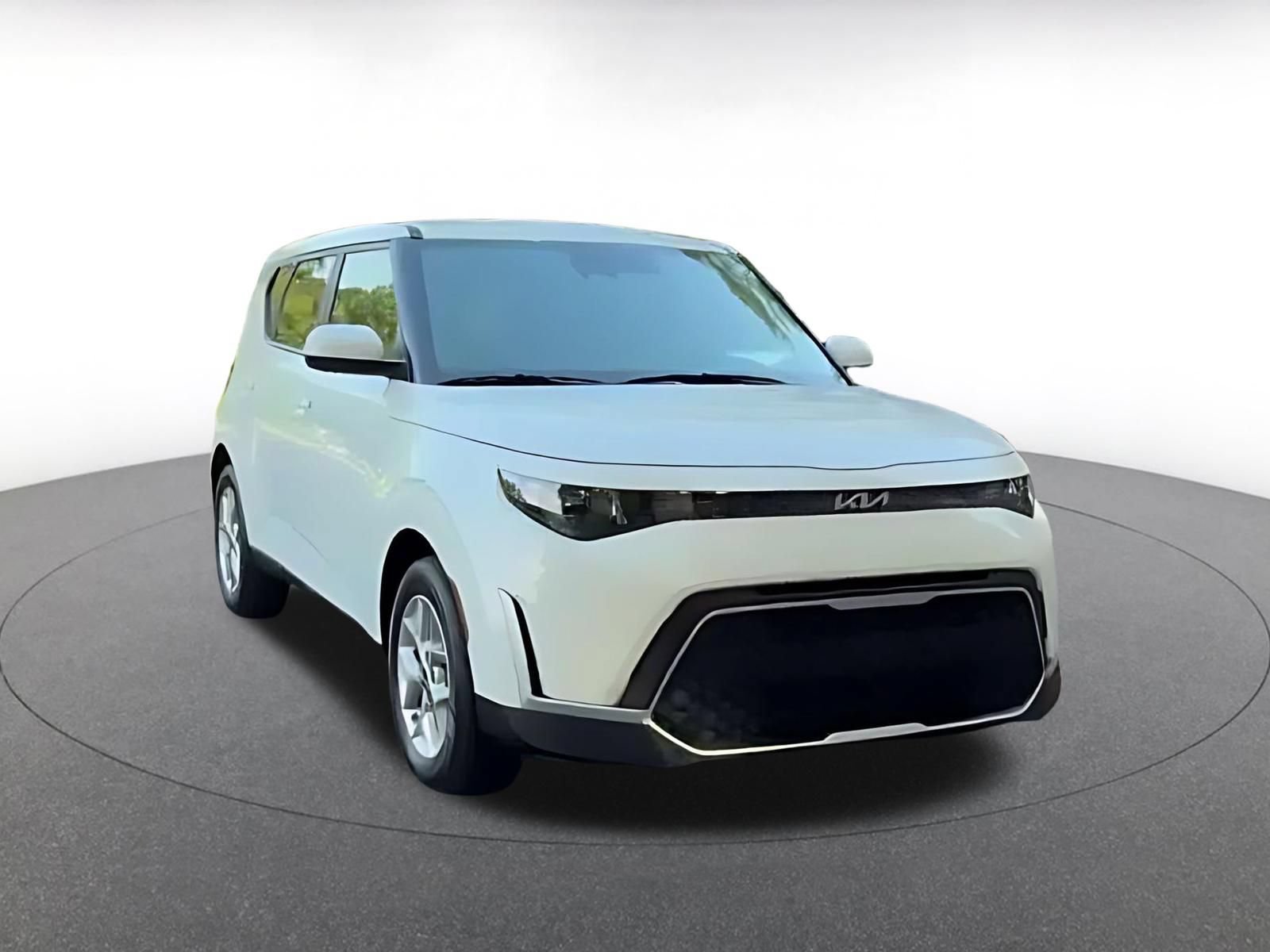 Used 2025 Kia Soul LX w/ LX Technology Package FWD image 3