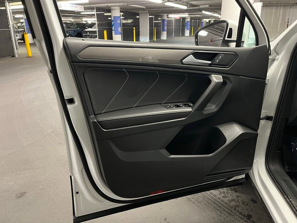 Used 2023 Volkswagen Tiguan SE w/ Panoramic Sunroof Package AWD/4WD image 19