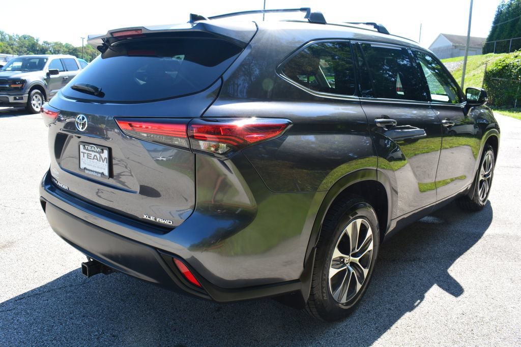 Used 2022 Toyota Highlander XLE AWD/4WD image 5