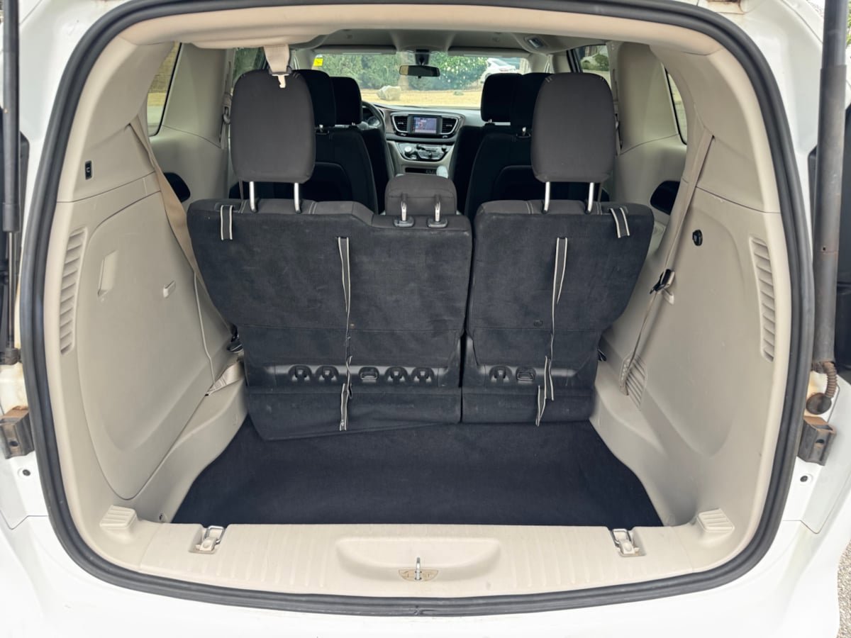 Used 2022 Chrysler Voyager LX FWD image 20