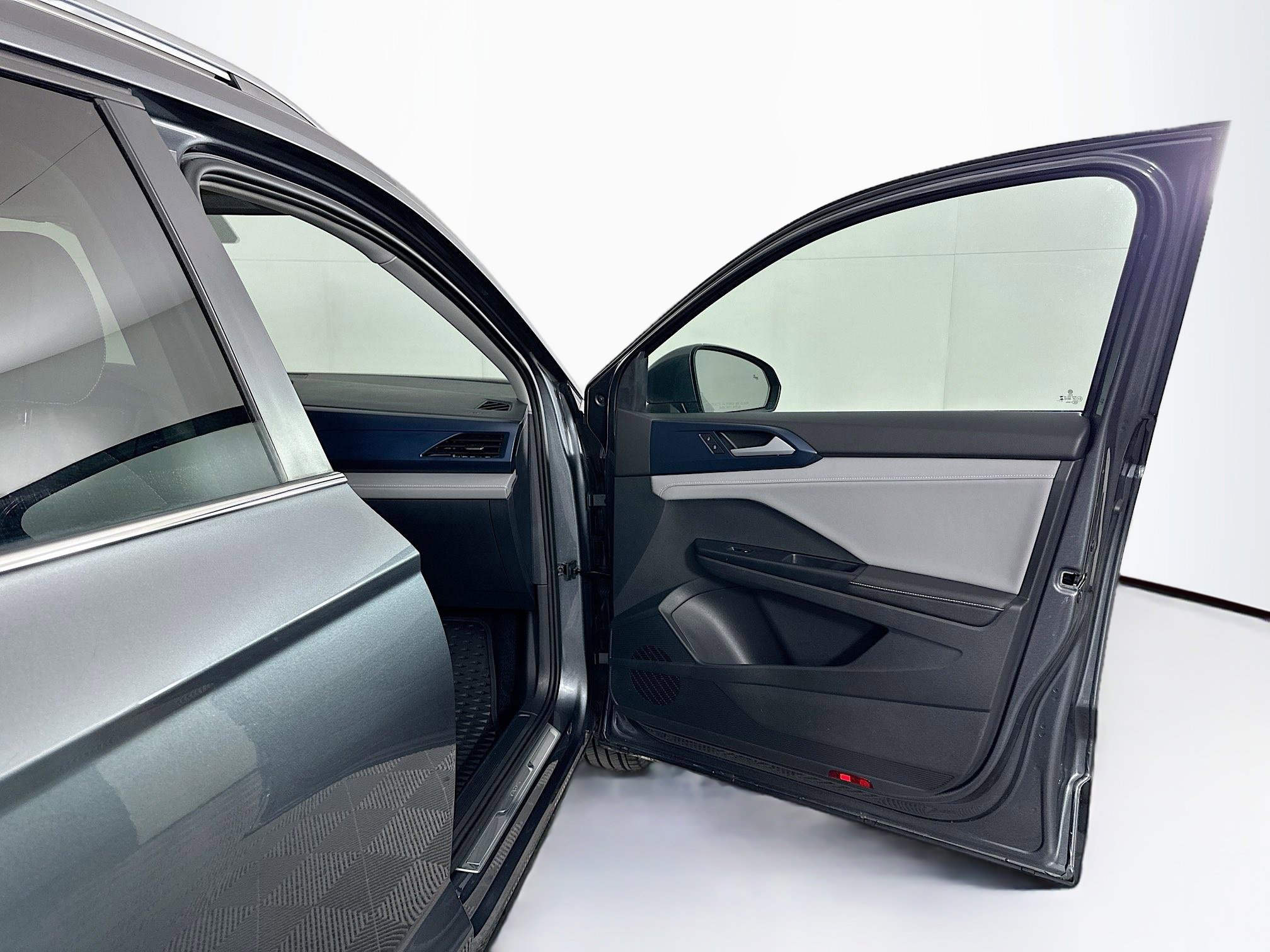 Used 2024 Volkswagen Taos SE image 31