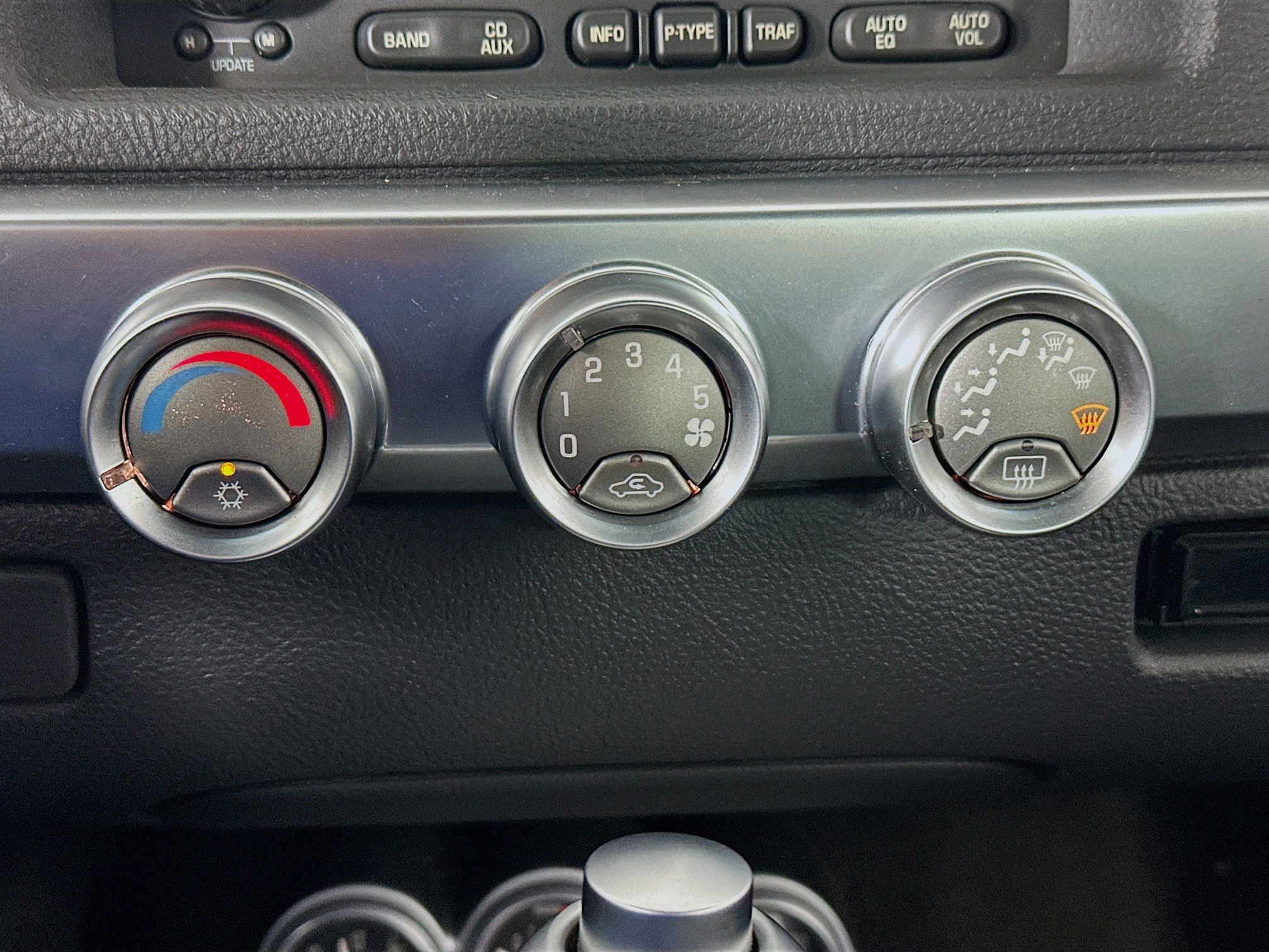 Used 2004 Chevrolet SSR w/ Preferred Equipment Group RWD image 19