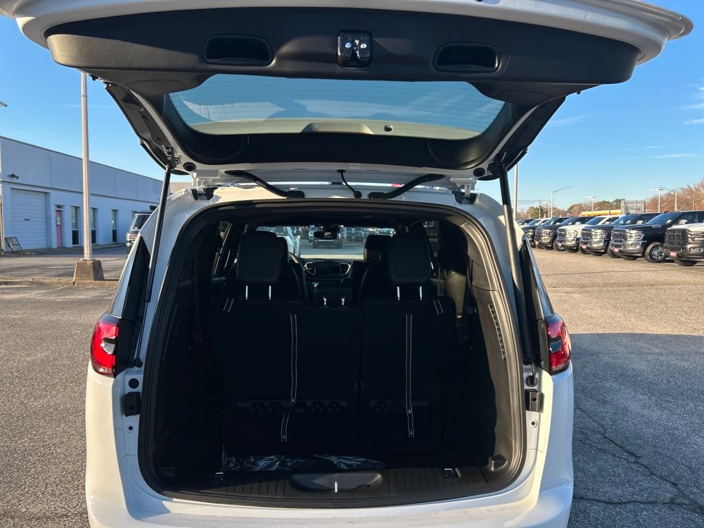 New 2026 Chrysler Pacifica Select w/ S Appearance Package FWD image 28