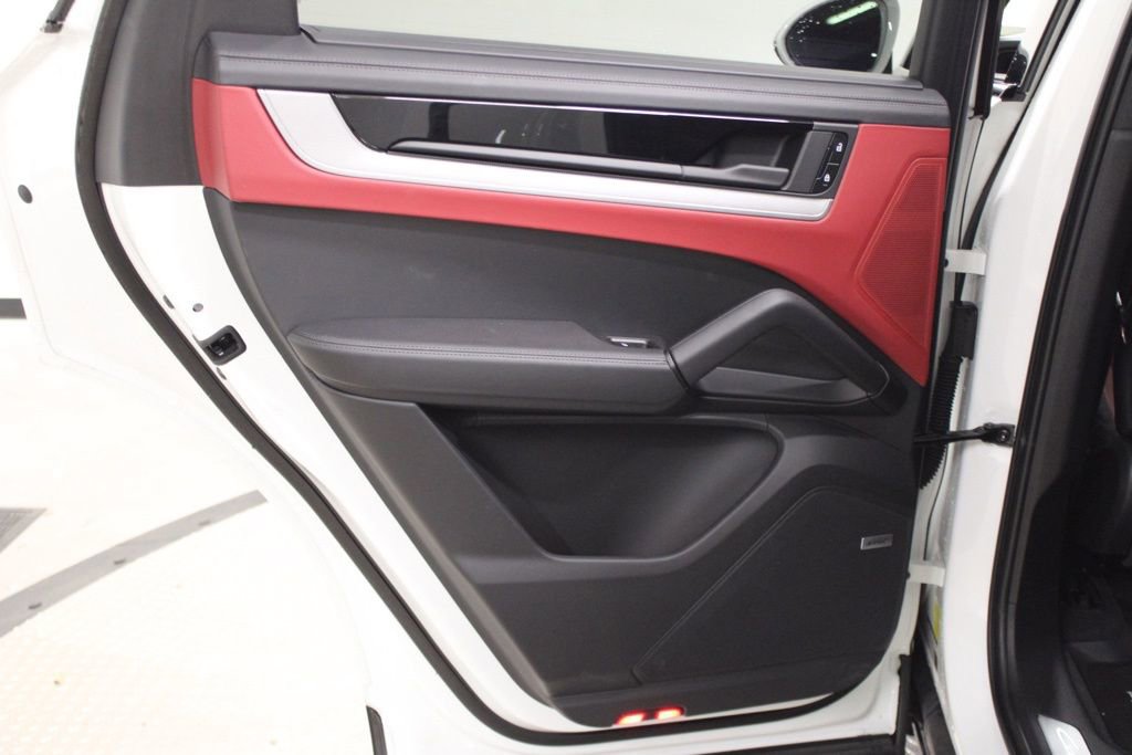 Certified 2025 Porsche Cayenne AWD/4WD image 29