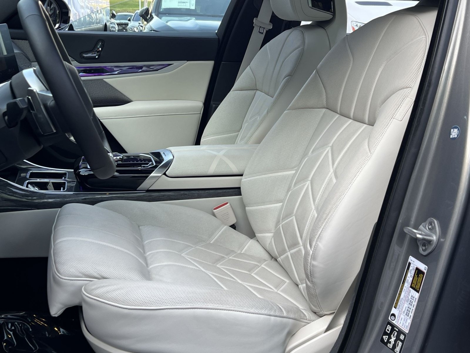 Used 2025 BMW 760i xDrive w/ Executive Package AWD/4WD image 18