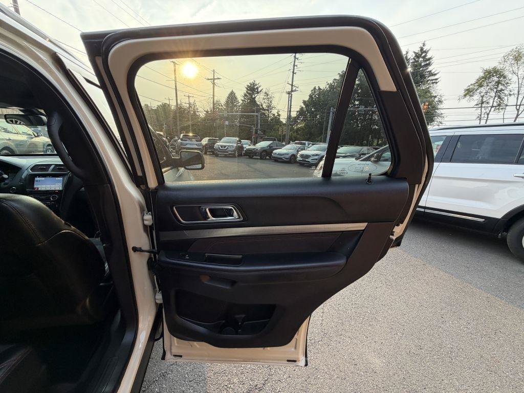 Used 2018 Ford Explorer XLT w/ Equipment Group 202A AWD/4WD image 18
