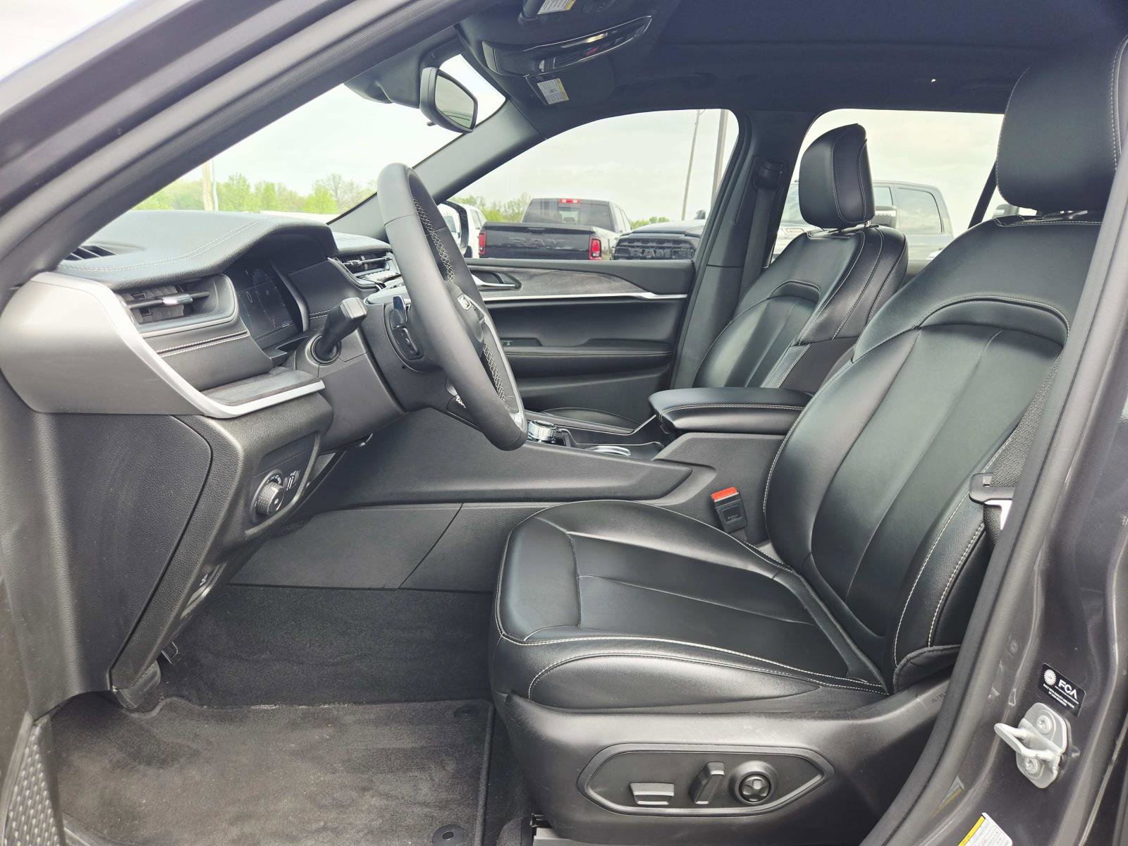 Used 2024 Jeep Grand Cherokee Limited w/ Black Appearance Package image 13