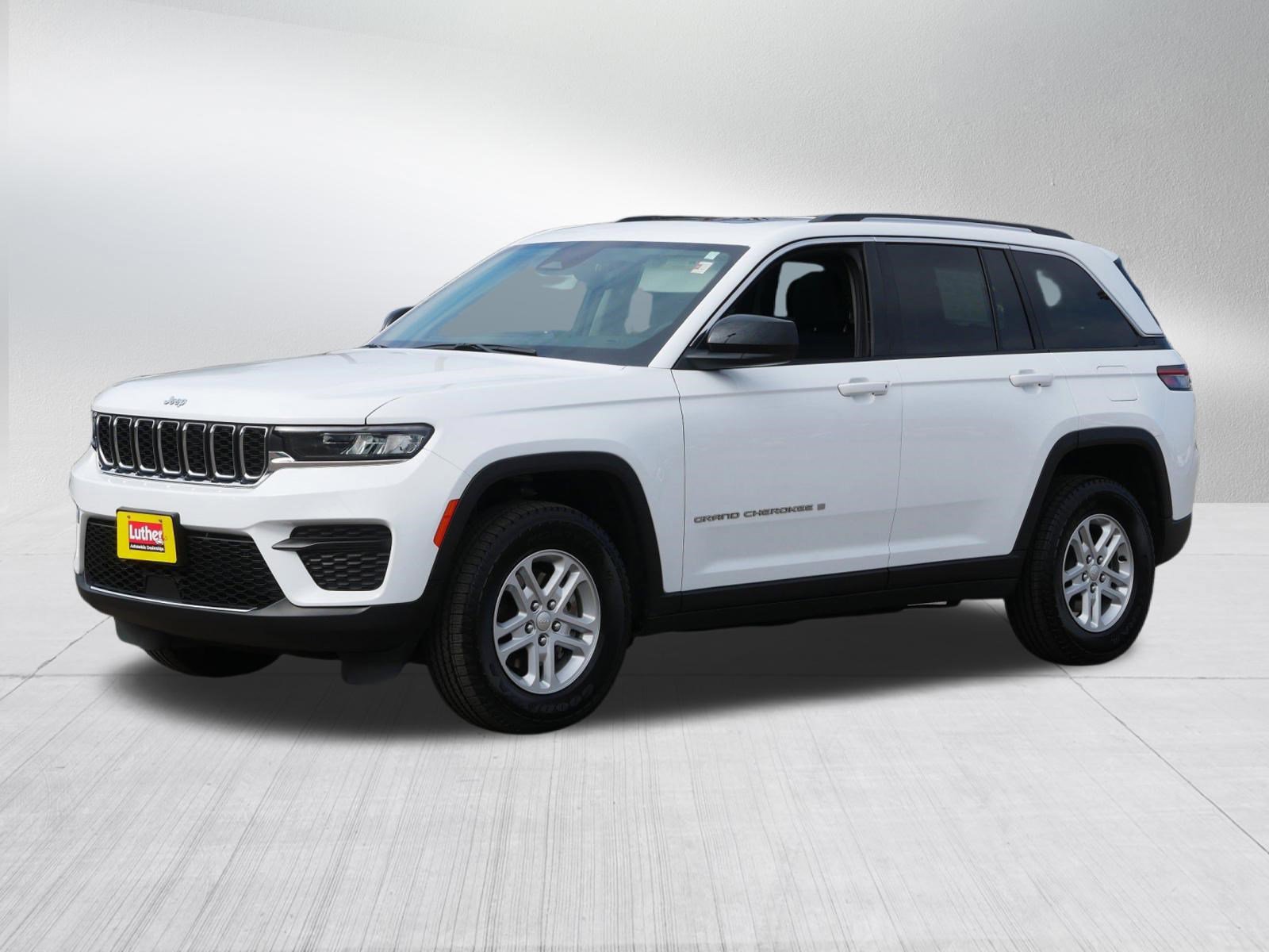 Used 2023 Jeep Grand Cherokee Laredo image 3