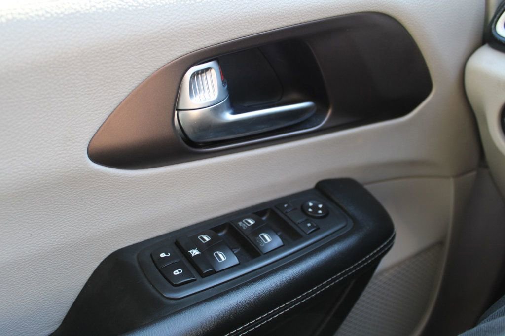Used 2020 Chrysler Voyager Lxi image 23
