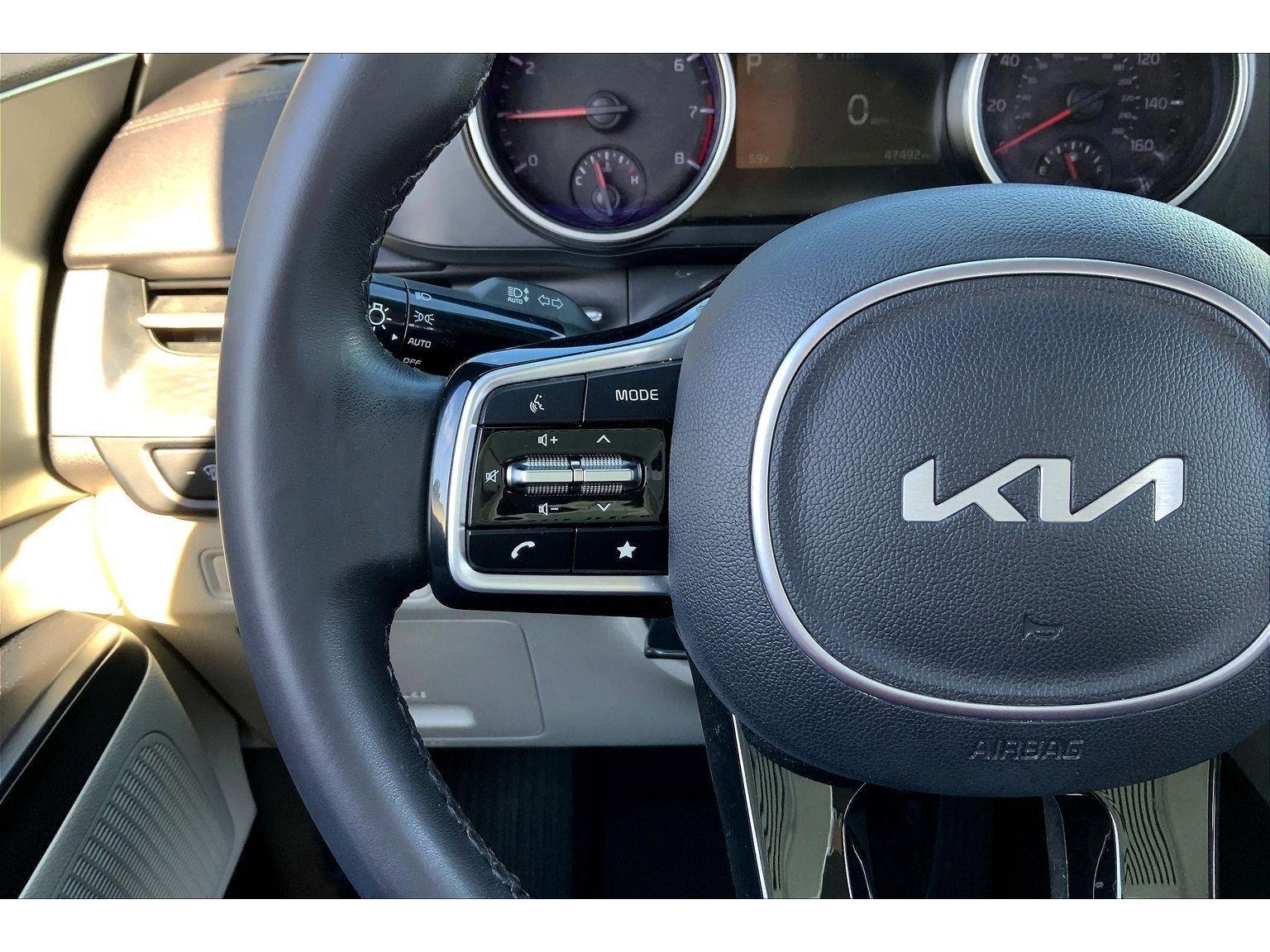 Used 2023 Kia Carnival LX image 17