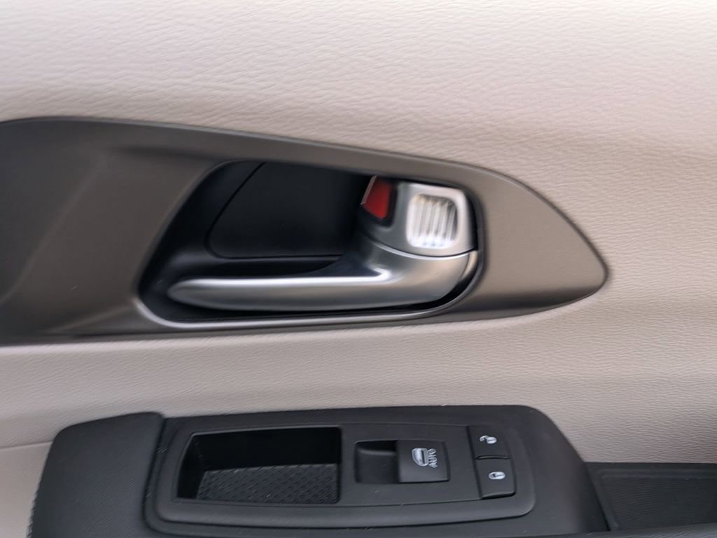 Used 2024 Chrysler Pacifica Touring-L image 29