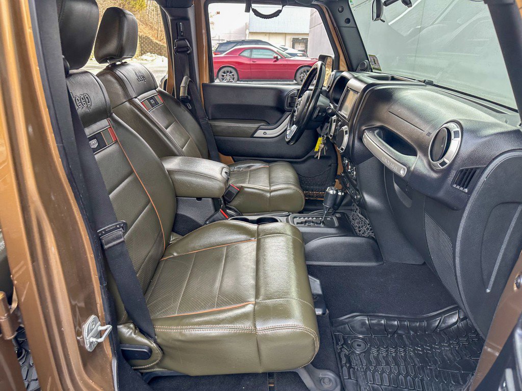 Used 2011 Jeep Wrangler Unlimited 70th Anniversary w/ Connectivity Group image 28