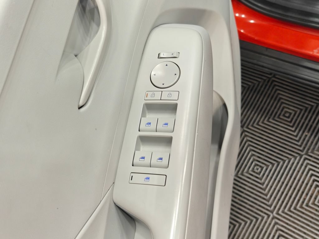 Used 2025 Hyundai Kona SEL AWD/4WD image 46