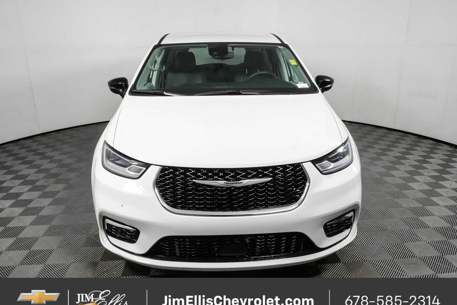 Used 2024 Chrysler Pacifica Touring-L FWD image 24
