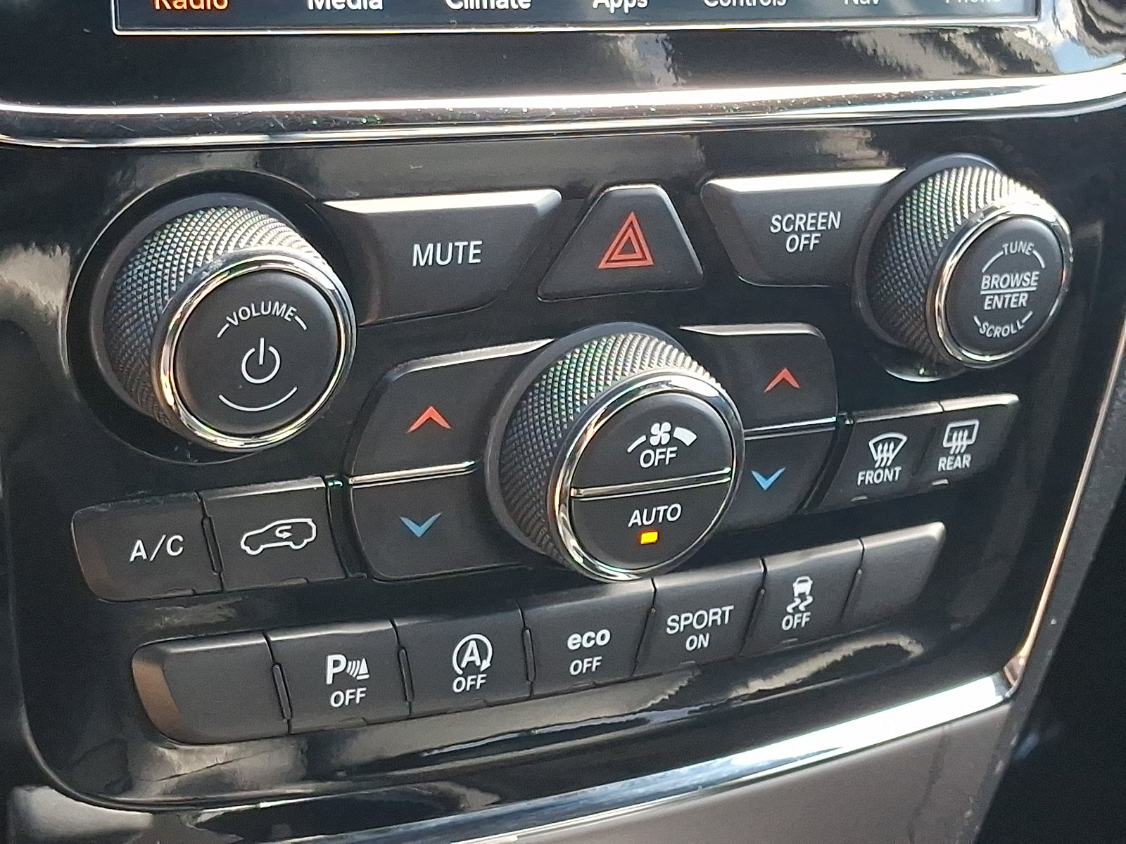 Used 2019 Jeep Grand Cherokee Altitude AWD/4WD image 16