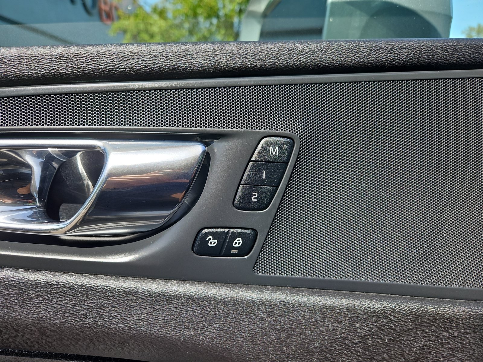 Used 2018 Volvo XC60 T5 Momentum w/ Vision Package AWD/4WD image 16