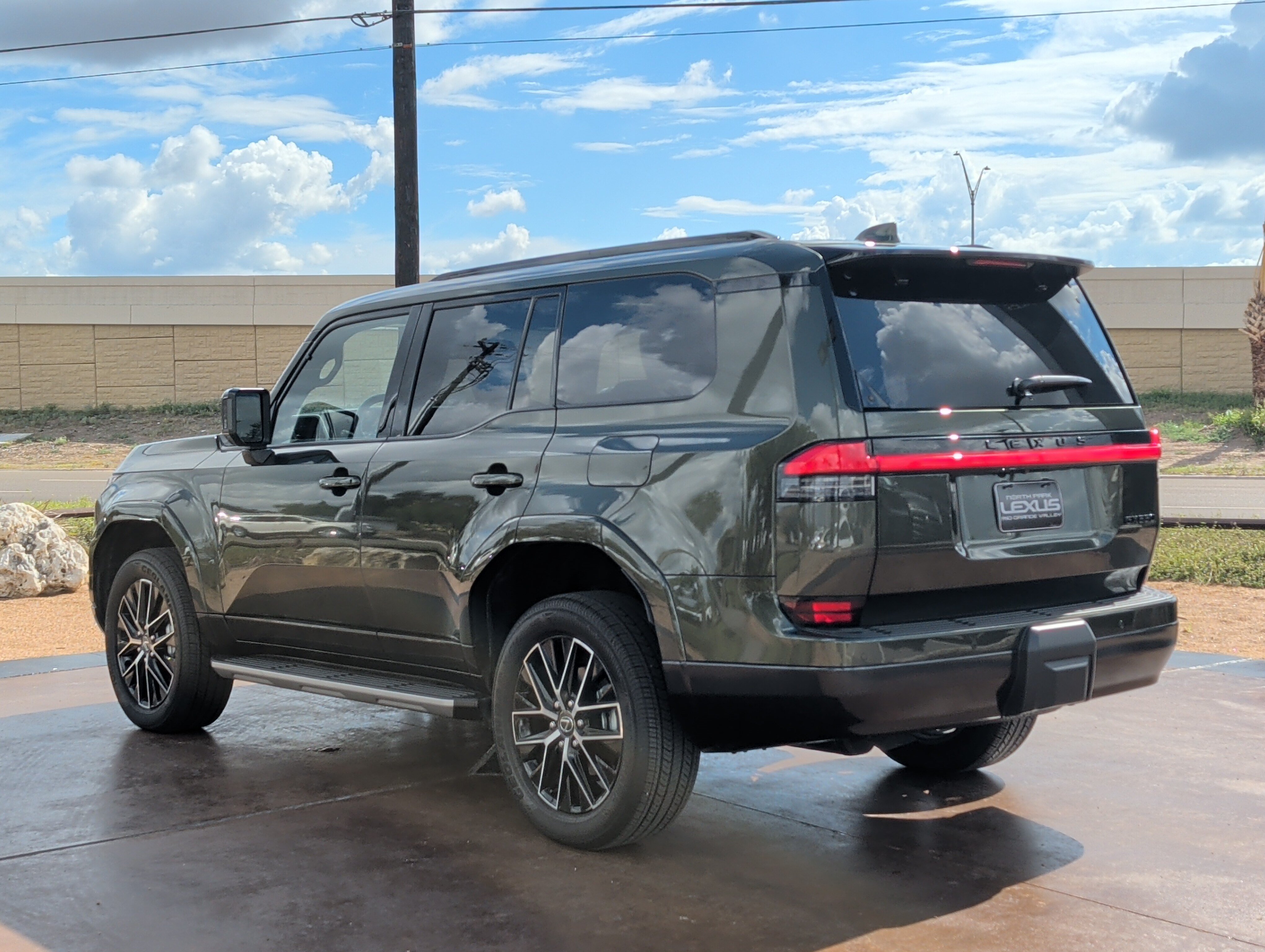 Used 2025 Lexus GX 550 w/ Accessory Package (2T) AWD/4WD image 4