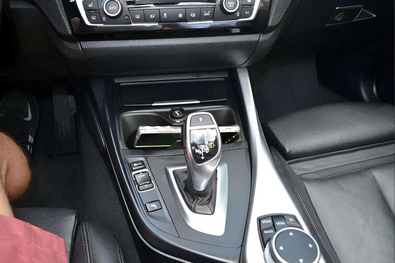 Used 2015 BMW M235i Convertible image 29