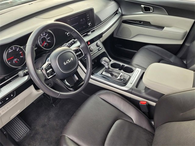 Used 2024 Kia Carnival LX image 8