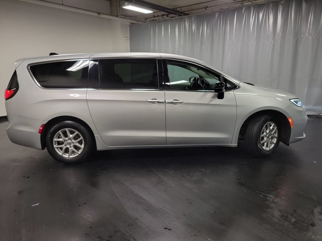 Used 2024 Chrysler Pacifica Touring-L FWD image 9
