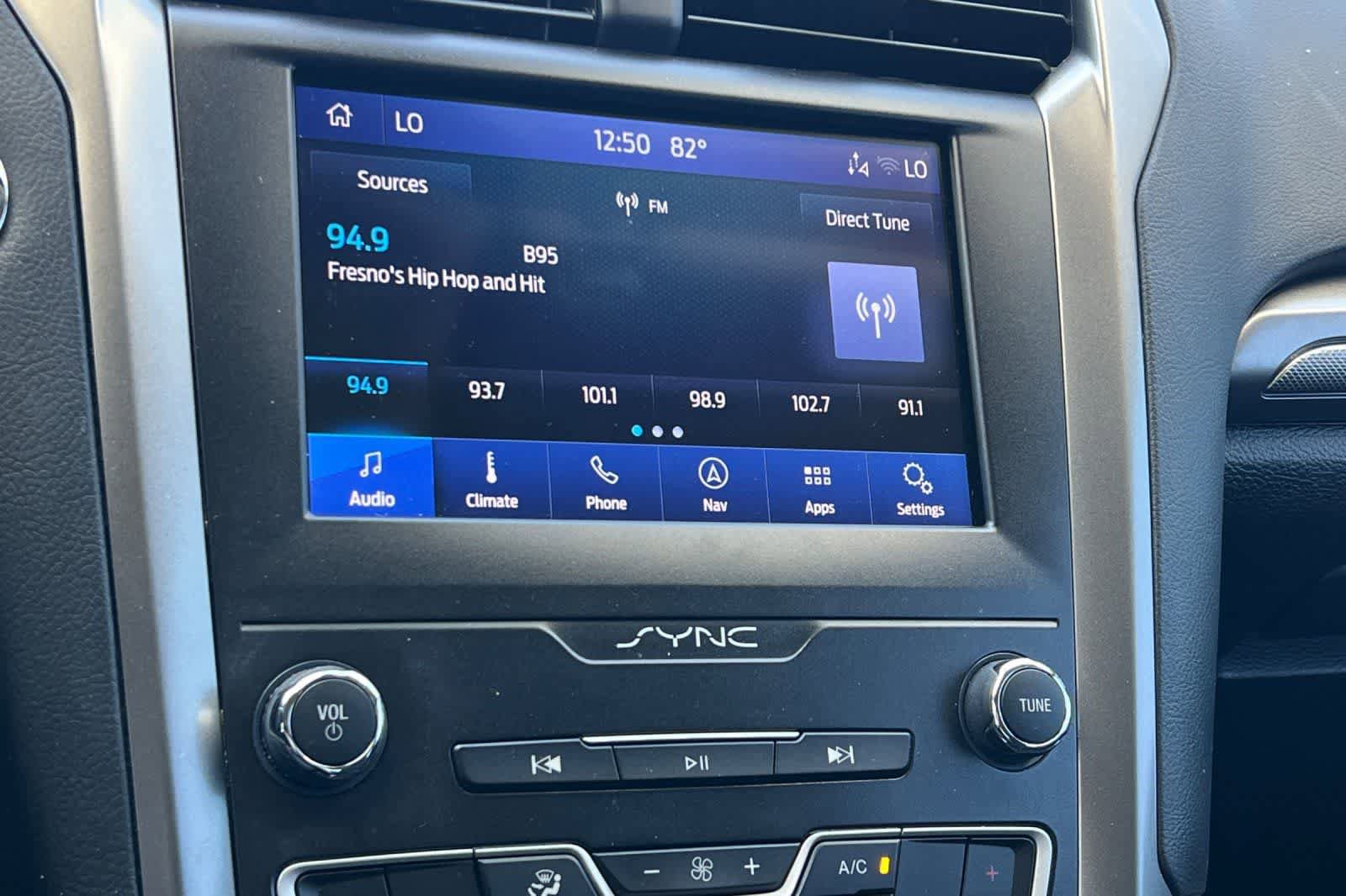 Used 2020 Ford Fusion SE FWD image 19