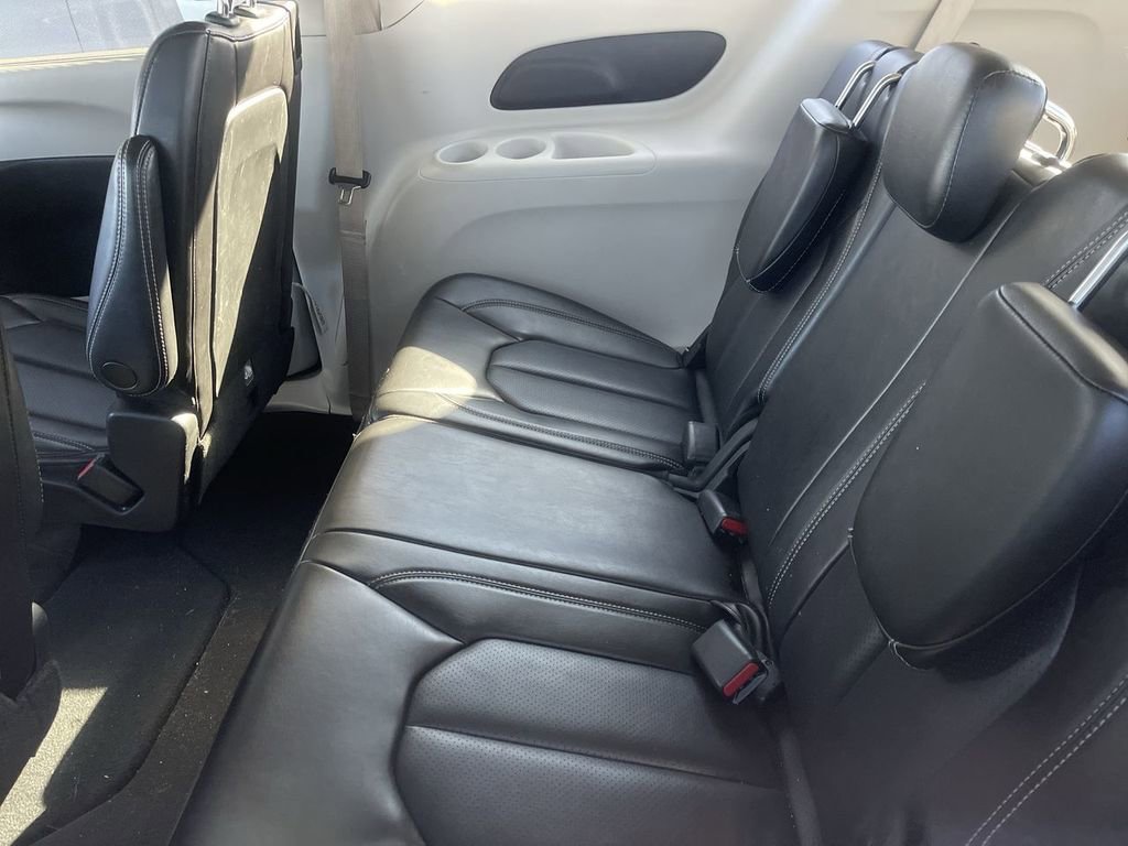 Used 2023 Chrysler Pacifica Touring-L image 5