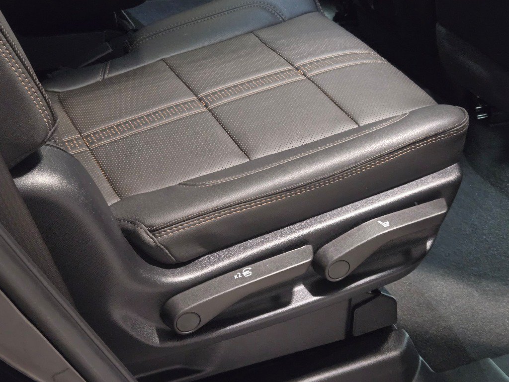 Used 2025 Chevrolet Tahoe High Country RWD image 11