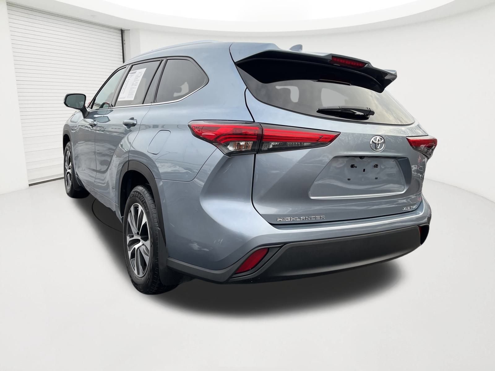 Used 2020 Toyota Highlander XLE AWD/4WD image 3