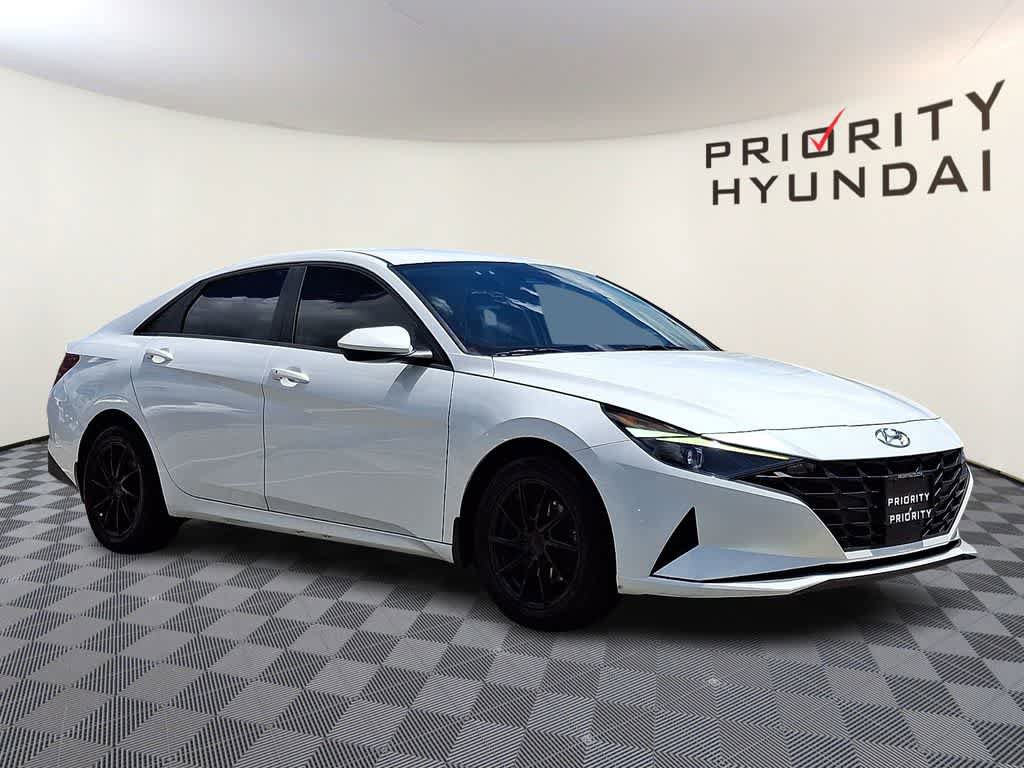 Used 2022 Hyundai Elantra SEL w/ Convenience Package FWD image 3