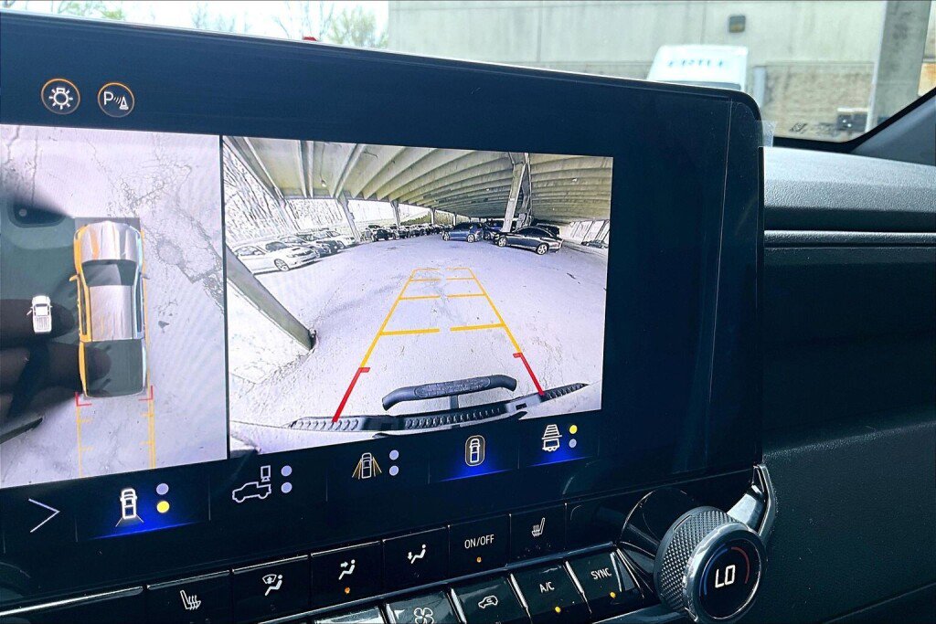 Used 2025 Chevrolet Colorado Trail Boss w/ Midnight Edition image 8