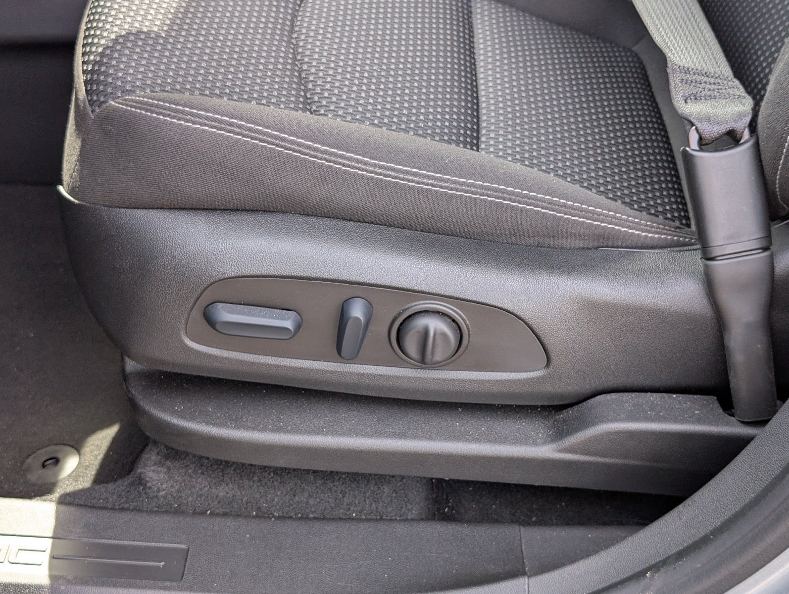 Used 2023 GMC Terrain SLE w/ Driver Convenience Package FWD image 14