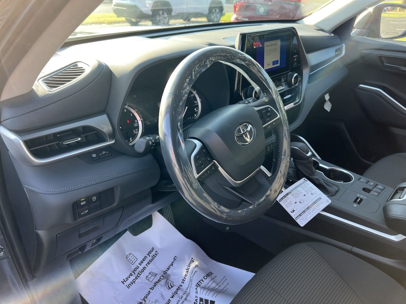 New 2024 Toyota Highlander LE FWD image 14