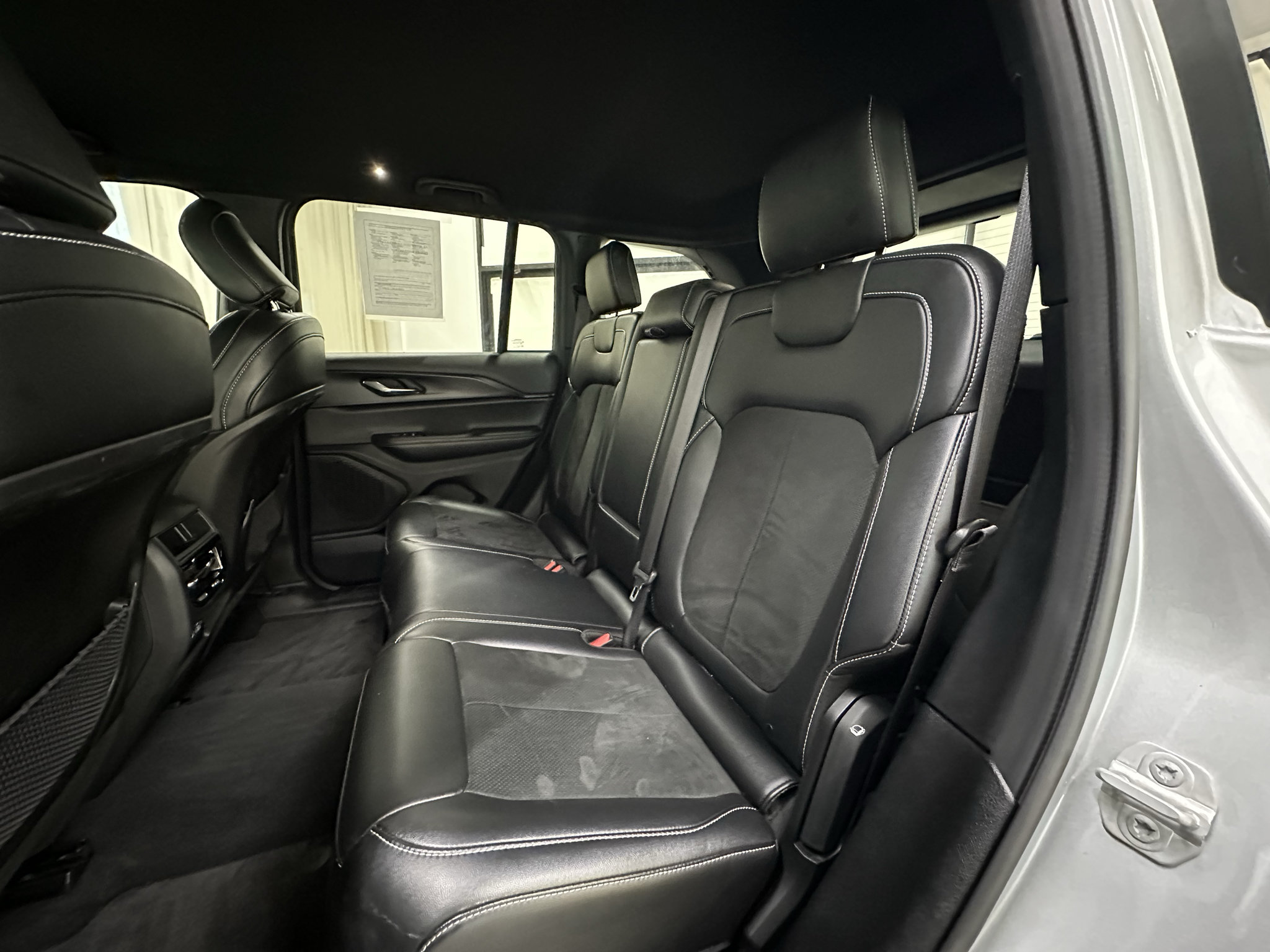 Used 2025 Jeep Grand Cherokee Altitude AWD/4WD image 21
