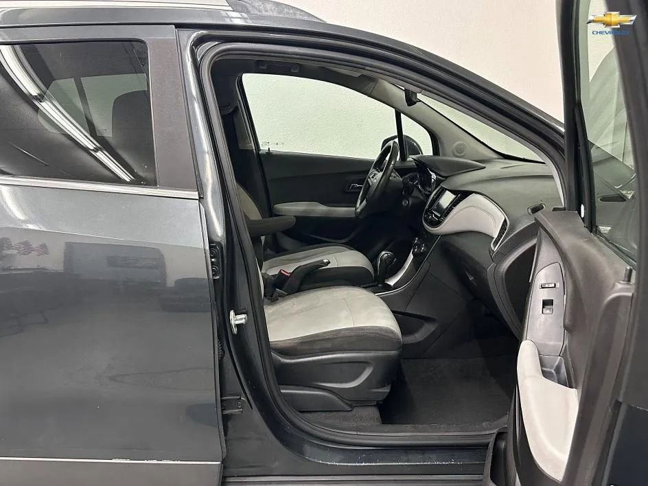 Used 2017 Chevrolet Trax LT w/ Driver Confidence Package image 17