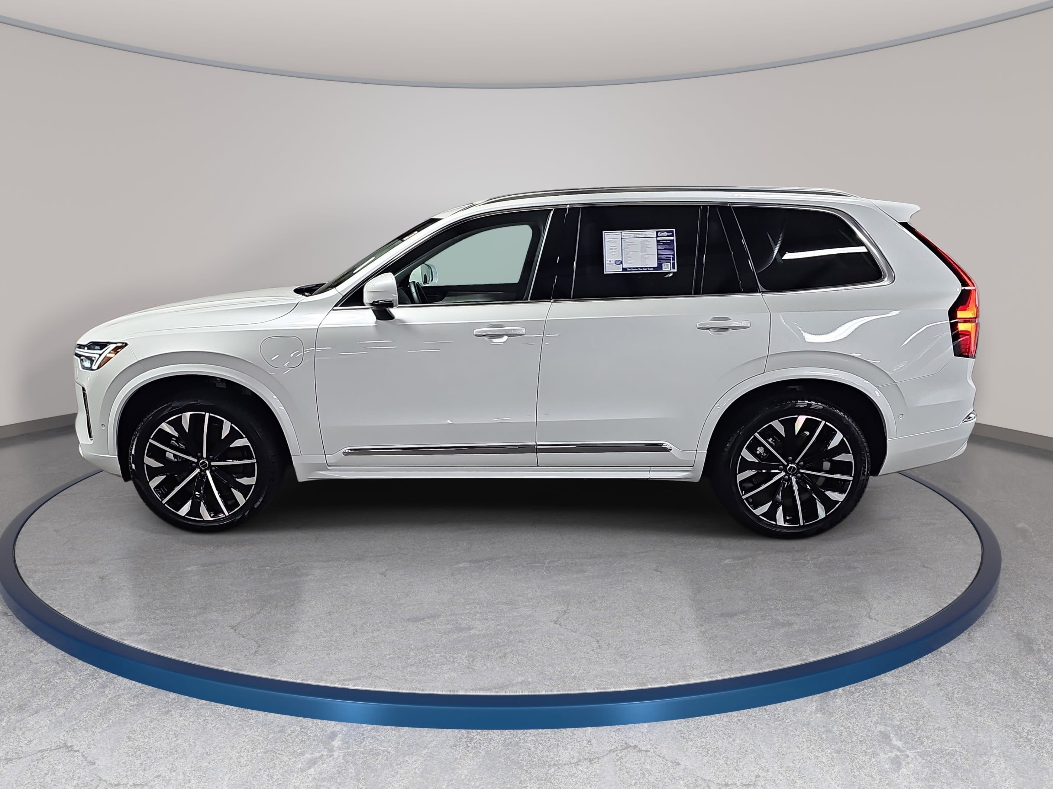 Used 2025 Volvo XC90 T8 Ultra w/ Protection Package Premier image 8