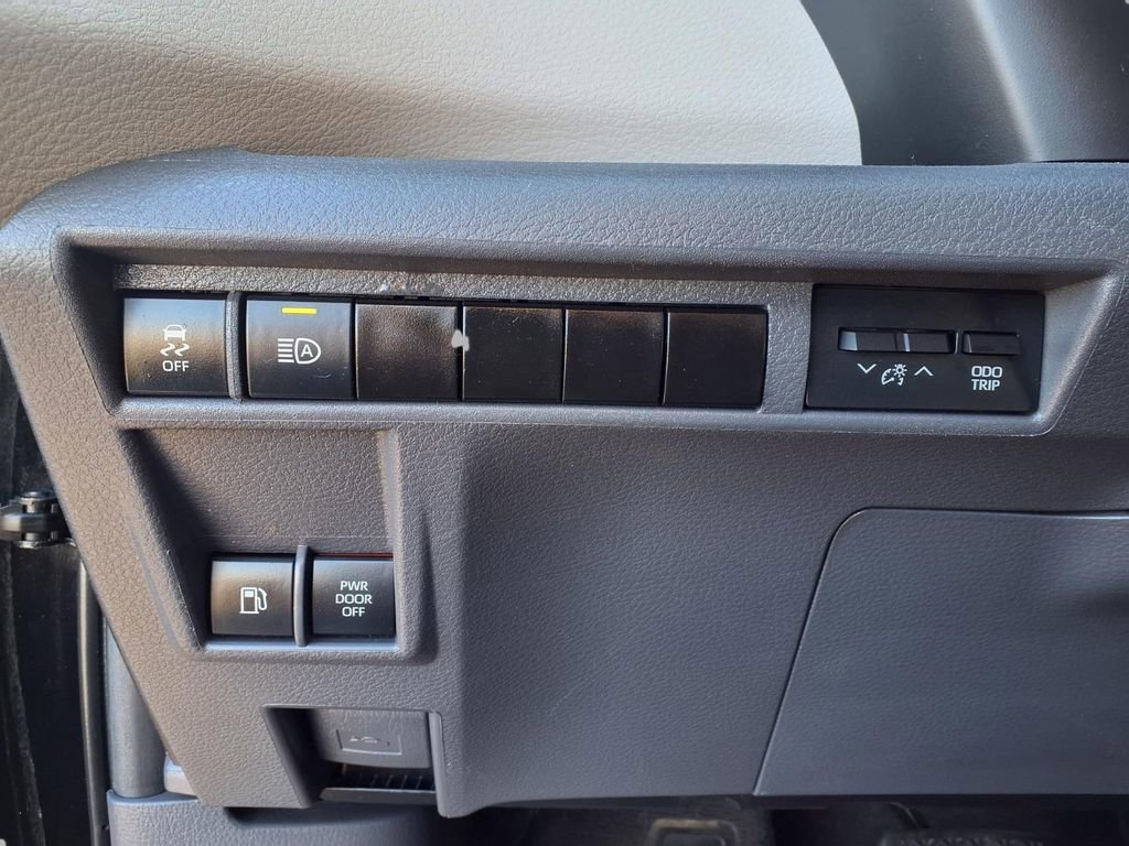 Used 2024 Toyota Sienna XLE image 20