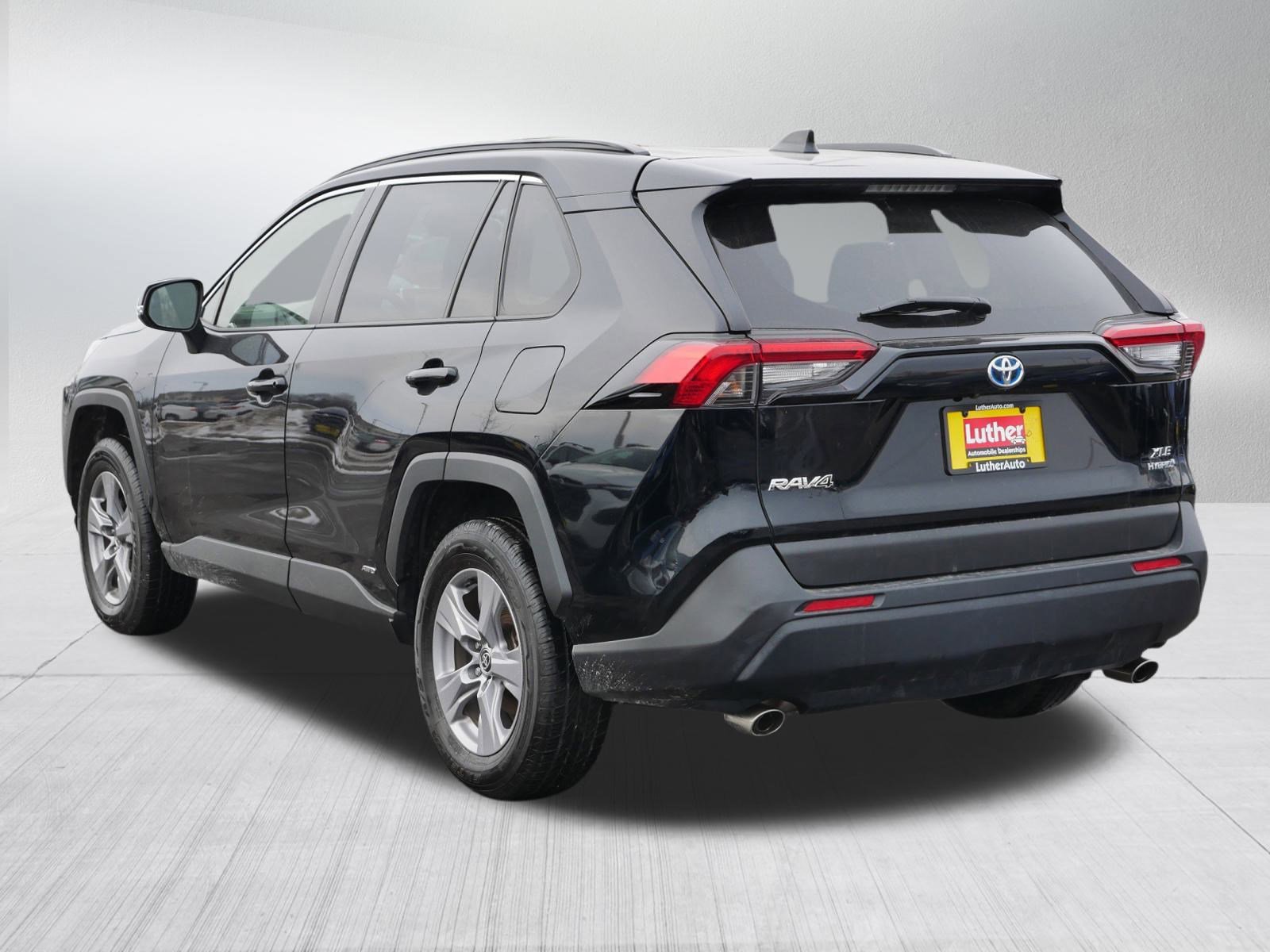 Used 2023 Toyota RAV4 XLE w/ Convenience Package image 5