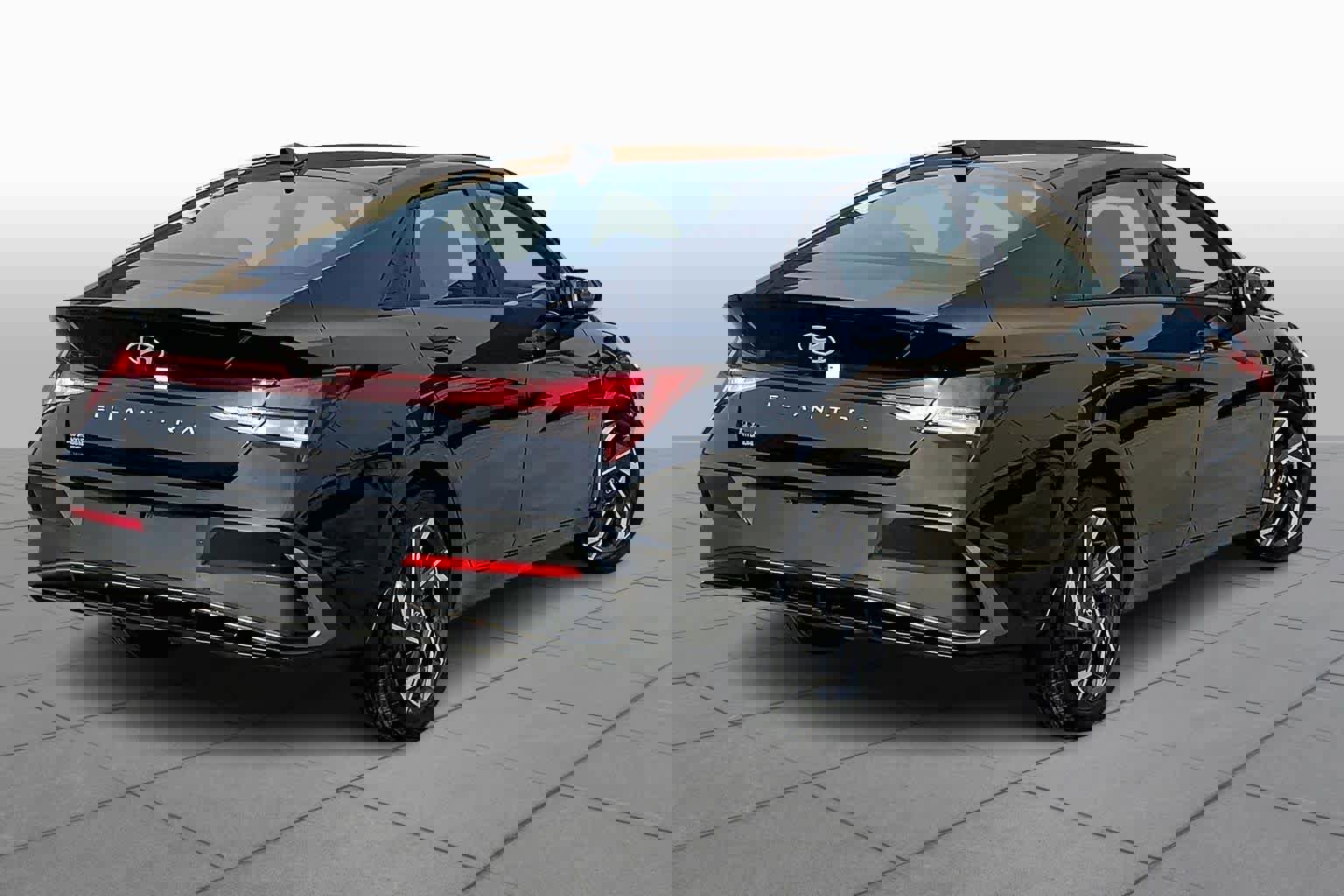 Used 2025 Hyundai Elantra Sport image 13