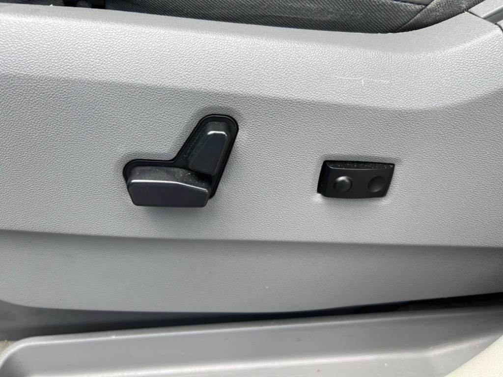 Used 2012 Volkswagen Routan SEL FWD image 16
