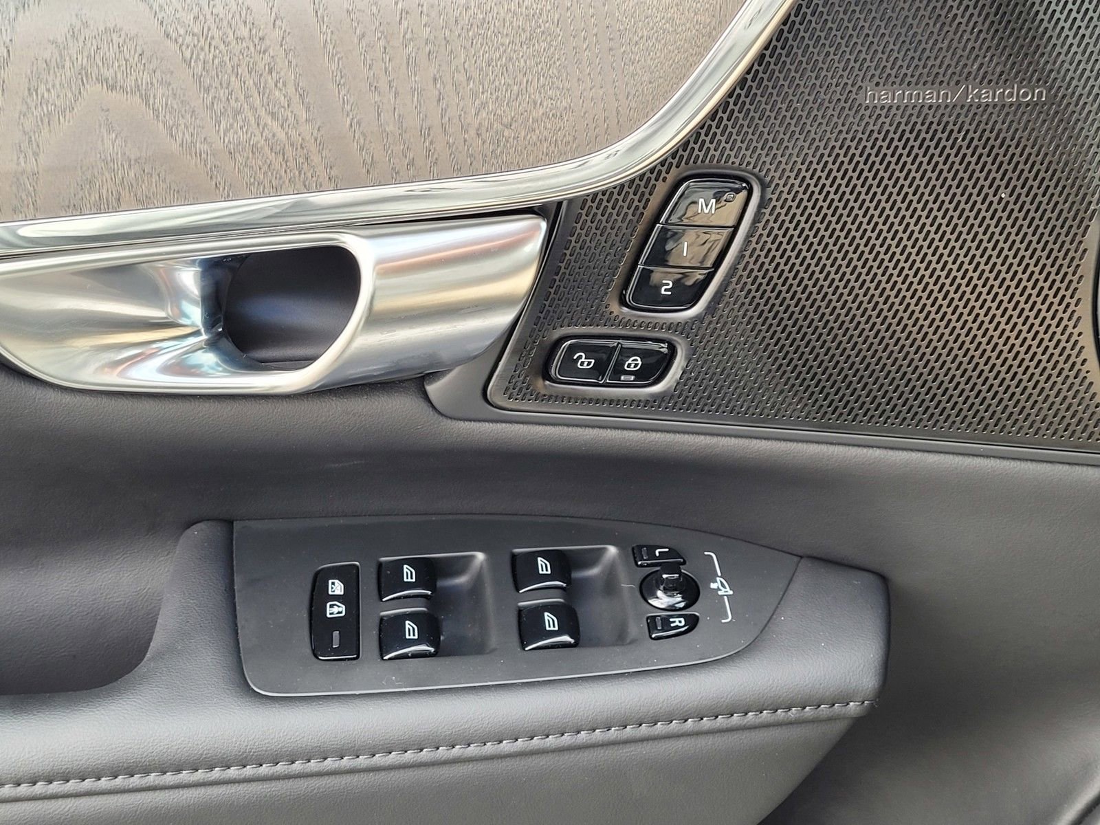 Certified 2025 Volvo V90 B6 Cross Country Plus image 16